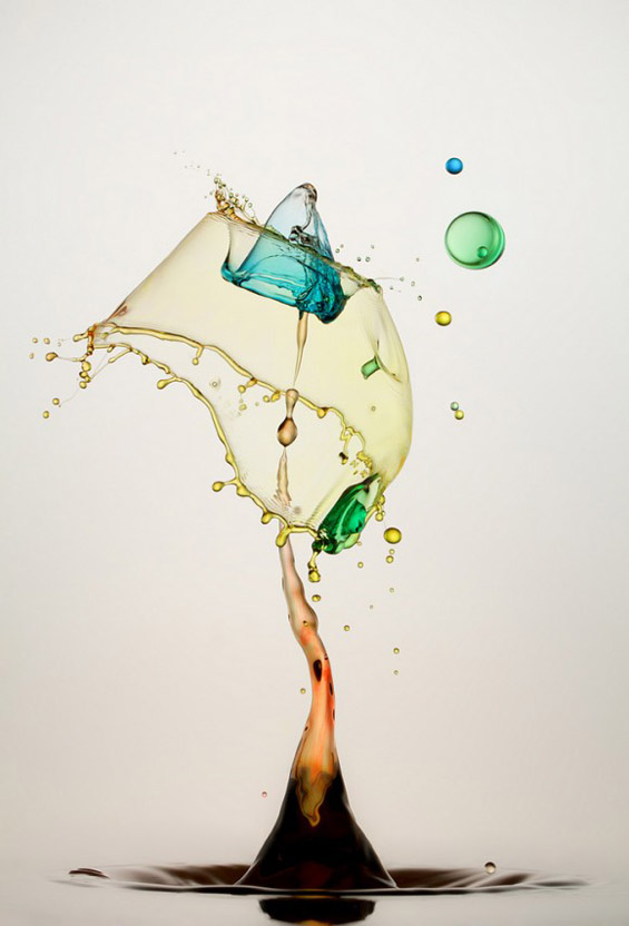 Капки вода поврзани во колоритни вонземски облици