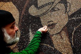 Мозаик направен од 1 милион зрна кафе