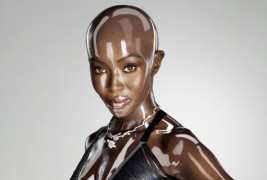 Наоми Кембел, секси дури и во пластична верзија