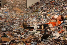 Планина од испечатени фотографии качени на Фликр во 24 часа