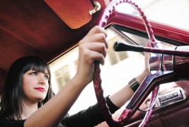 Половина од жените се под стрес кога возат со партнерот до нив