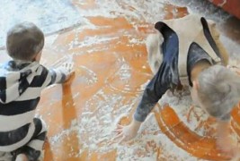 Што се случува кога две дечиња си играат со брашно?