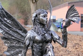 Скулптури изработени од автомобилски делови