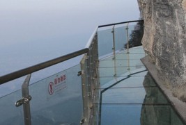 Стаклен под на височина од 1.430 метри