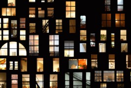 Светлината која ѕирка од прозорците на куќите