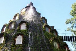 Вулканскиот хотел во Чиле од кој извира водопад