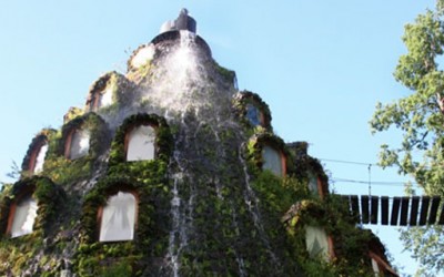 Вулканскиот хотел во Чиле од кој извира водопад