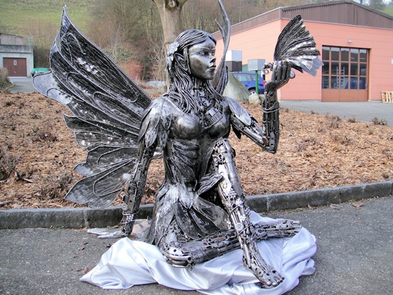 Скулптури изработени од автомобилски делови