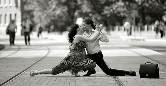 Гумени танцувачи низ руските улици