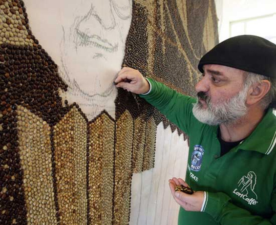 Мозаик направен од 1 милион зрна кафе