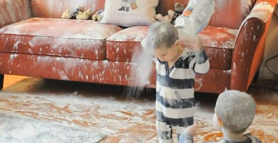 Што се случува кога две дечиња си играат со брашно?