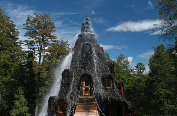 Вулканскиот хотел во Чиле од кој извира водопад
