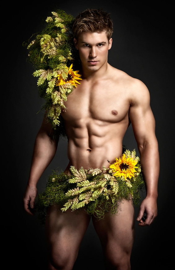 Голи мускулести момци, покриени со цвеќиња