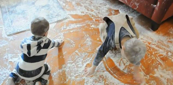 Што се случува кога две дечиња си играат со брашно?
