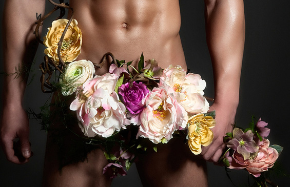 Голи мускулести момци, покриени со цвеќиња