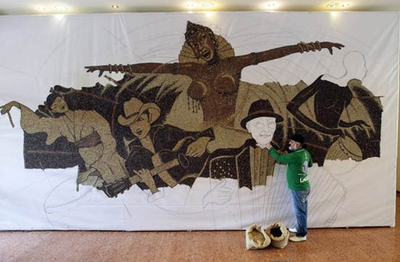 Мозаик направен од 1 милион зрна кафе