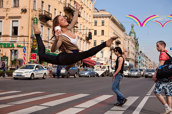 Гумени танцувачи низ руските улици