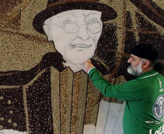 Мозаик направен од 1 милион зрна кафе