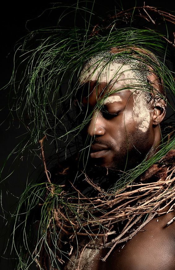 Голи мускулести момци, покриени со цвеќиња