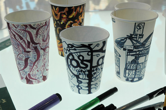 Излог со артистички чашки за кафе кои лебдат во воздухот