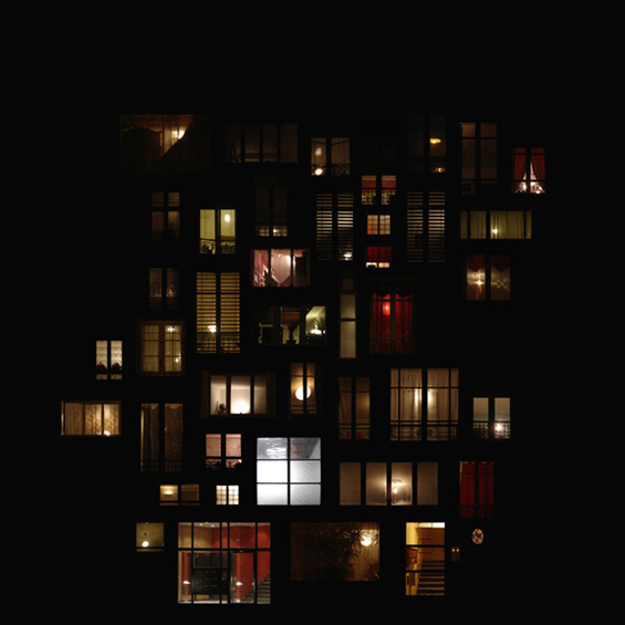 Светлината која ѕирка од прозорците на куќите
