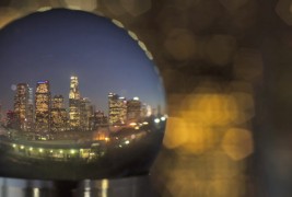 Лос Анџелес погледнат низ сијалица полна со вода