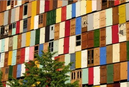 Зграда со фасада од 1000 врати