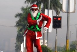 Дедо Мраз го регулира сообраќајот во ритамот на Мајкл Џексон