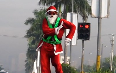 Дедо Мраз го регулира сообраќајот во ритамот на Мајкл Џексон