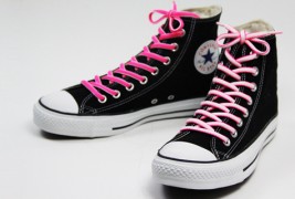 Намалете ја болката во стапалата врзувајќи ги врвките на поинаков начин