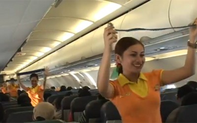 Згодни стјуардеси танцувајќи ги демонстрираат безбедносните мерки