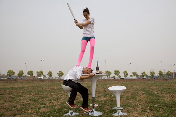 (1) Интересен склоп од акробатика и магија Интересен склоп од акробатика и магија