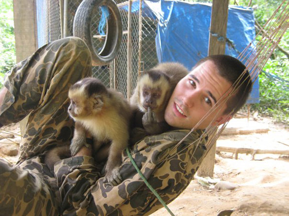 (1) Работливо мајмунче мие садови Работливо мајмунче мие садови