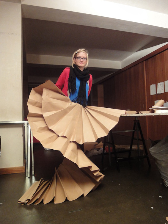 (7) Креативни фустани изработени од хартија Креативни фустани изработени од хартија