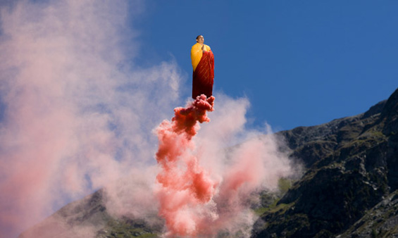 (12) Интересен склоп од акробатика и магија Интересен склоп од акробатика и магија