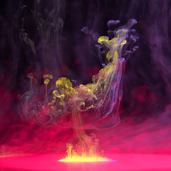 (12) Колоритна експлозија од мастило и вода Колоритна експлозија од мастило и вода