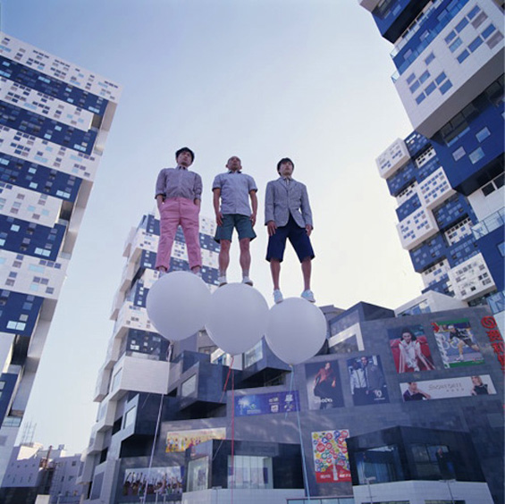 (14) Интересен склоп од акробатика и магија Интересен склоп од акробатика и магија