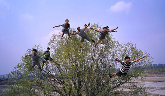 (16) Интересен склоп од акробатика и магија Интересен склоп од акробатика и магија