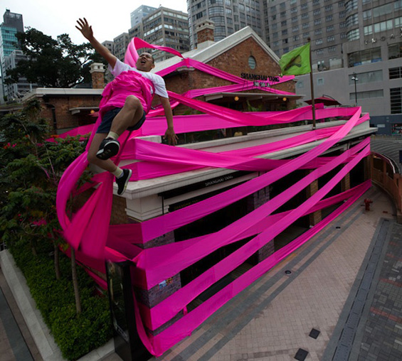 (19) Интересен склоп од акробатика и магија Интересен склоп од акробатика и магија