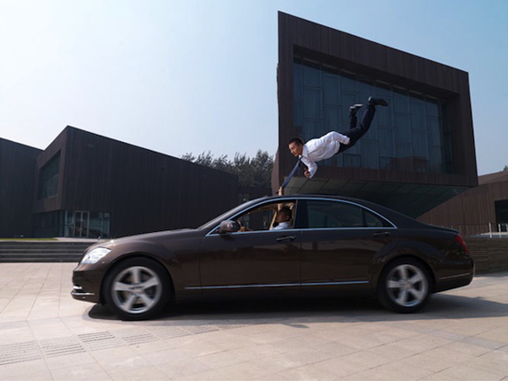 (2) Интересен склоп од акробатика и магија Интересен склоп од акробатика и магија