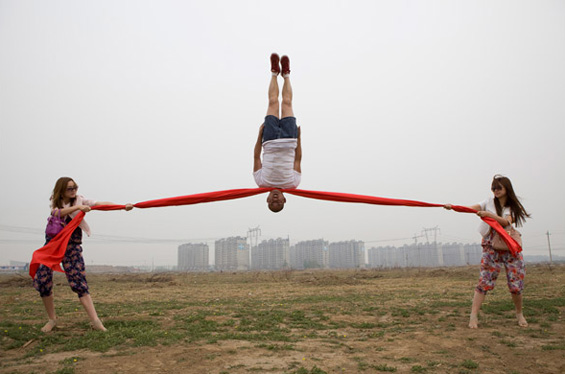 (3) Интересен склоп од акробатика и магија Интересен склоп од акробатика и магија