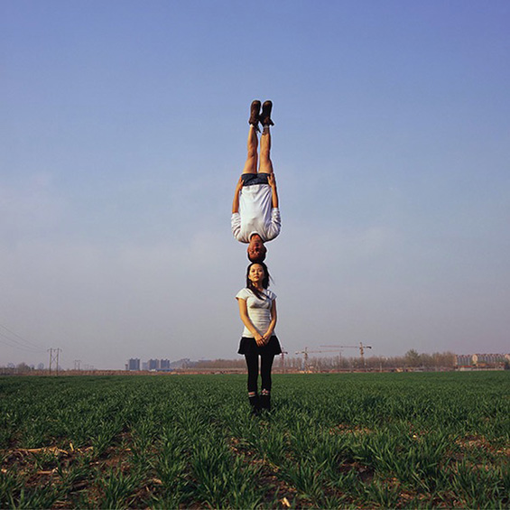 (4) Интересен склоп од акробатика и магија Интересен склоп од акробатика и магија