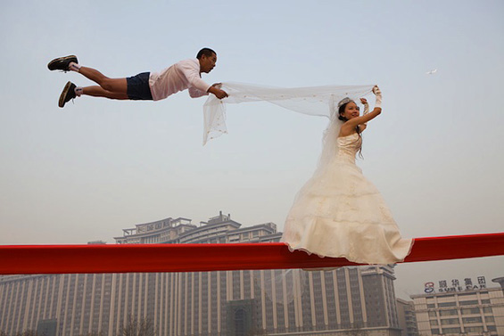 (9) Интересен склоп од акробатика и магија Интересен склоп од акробатика и магија