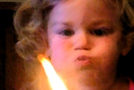 Слатко девојче се труди да дувне свеќа