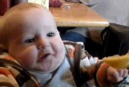 Бебе вкусува лимон прв пат во животот