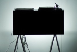 Грамофон кој произведува музика од парчиња дрво