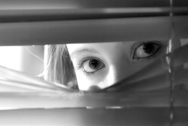 Кој ги прогонува богатите и славните?