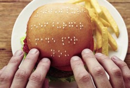 Пораки со Браева азбука од сусам испишани на хамбургери