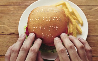 Пораки со Браева азбука од сусам испишани на хамбургери