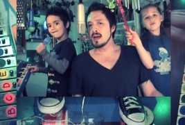 Татко и две дечиња во „Депеш Мод“ расположение